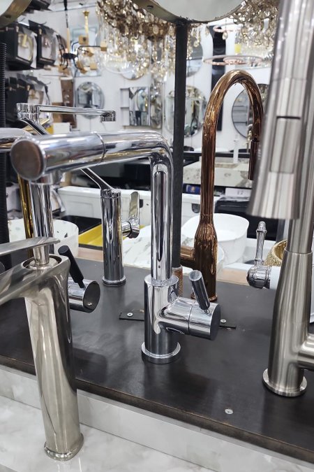 حنفية مطبخ كروم بتصميم زاوي أنيق